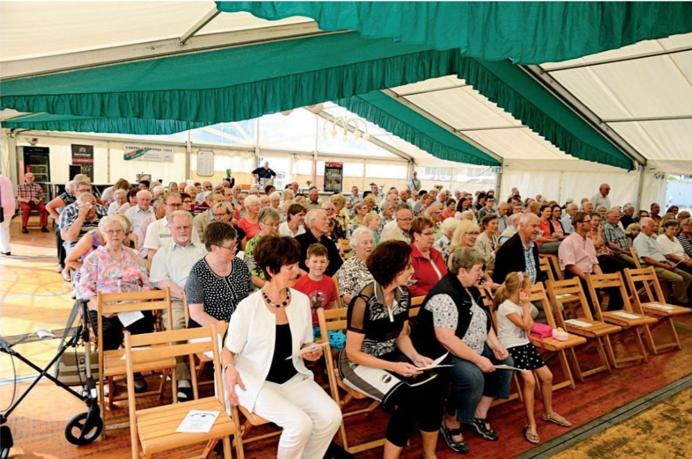 Der Sonntagmorgen beginnt mit der Siedlermesse. Siedlerfest_2015_Messe