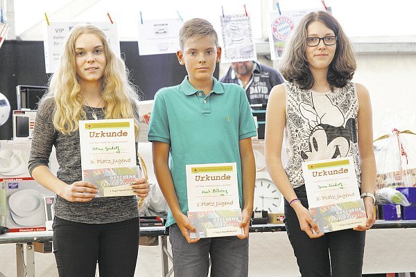 Sieger bei den Jugendlichen: Celina Gondolf (v. l.), Noah Möhring und Janna Gondolf. | © Andreas Göke Siedlerfest_2016_Siegerehrung